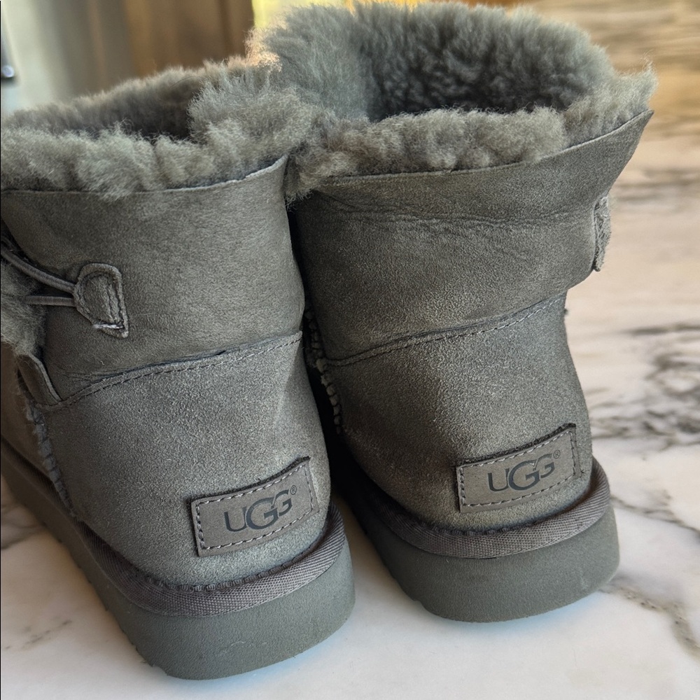 UGG Mini Bailey Button ll Shearling Short Boots Women’s 7